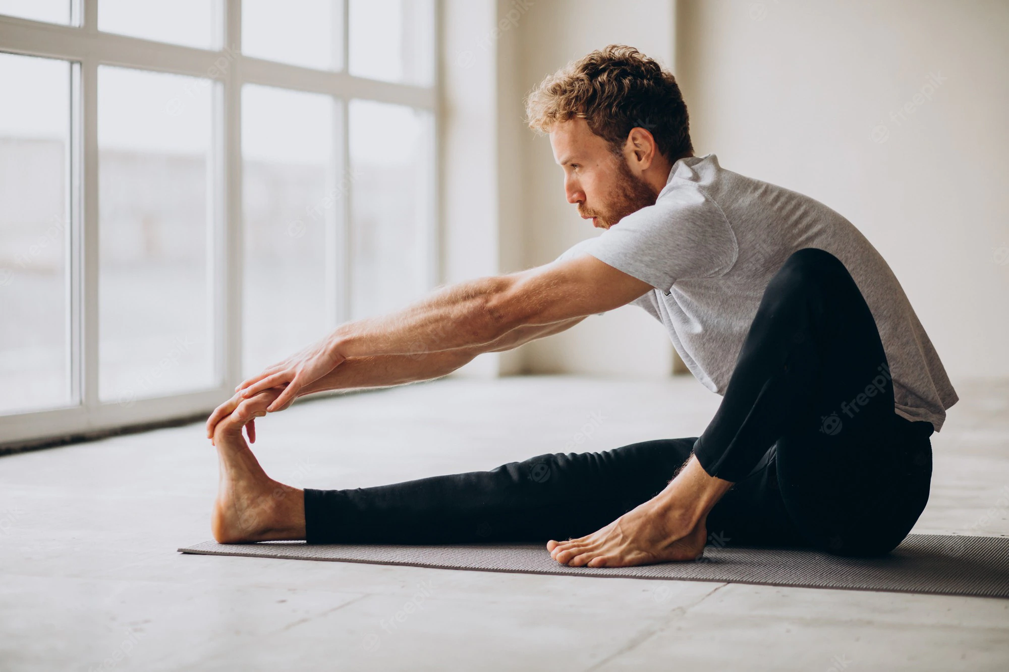 man practicing yoga mat home 1303 26981 - یوگای آقایان 1