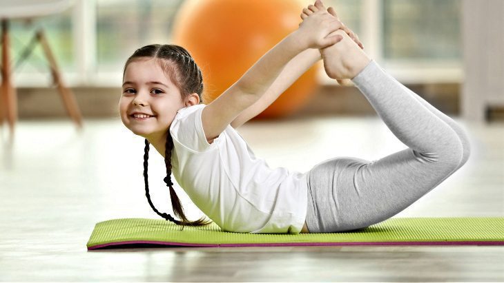 یوگا برای کودکان | تقویت تمرکز، آرامش و رشد ذهنی کودک با حرکات ساده یوگا kids online yoga - یوگا برای کودکان | تقویت تمرکز، آرامش و رشد ذهنی کودک با حرکات ساده یوگا